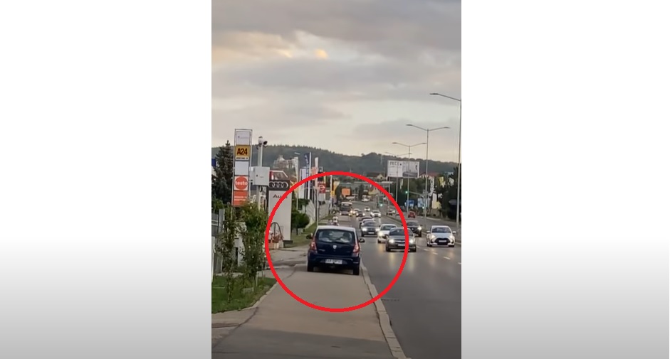 Un șofer din Arad a fost filmat în timp ce circulă cu mașina pe trotuar, în Cluj-Napoca. "Măcar a semnalizat"