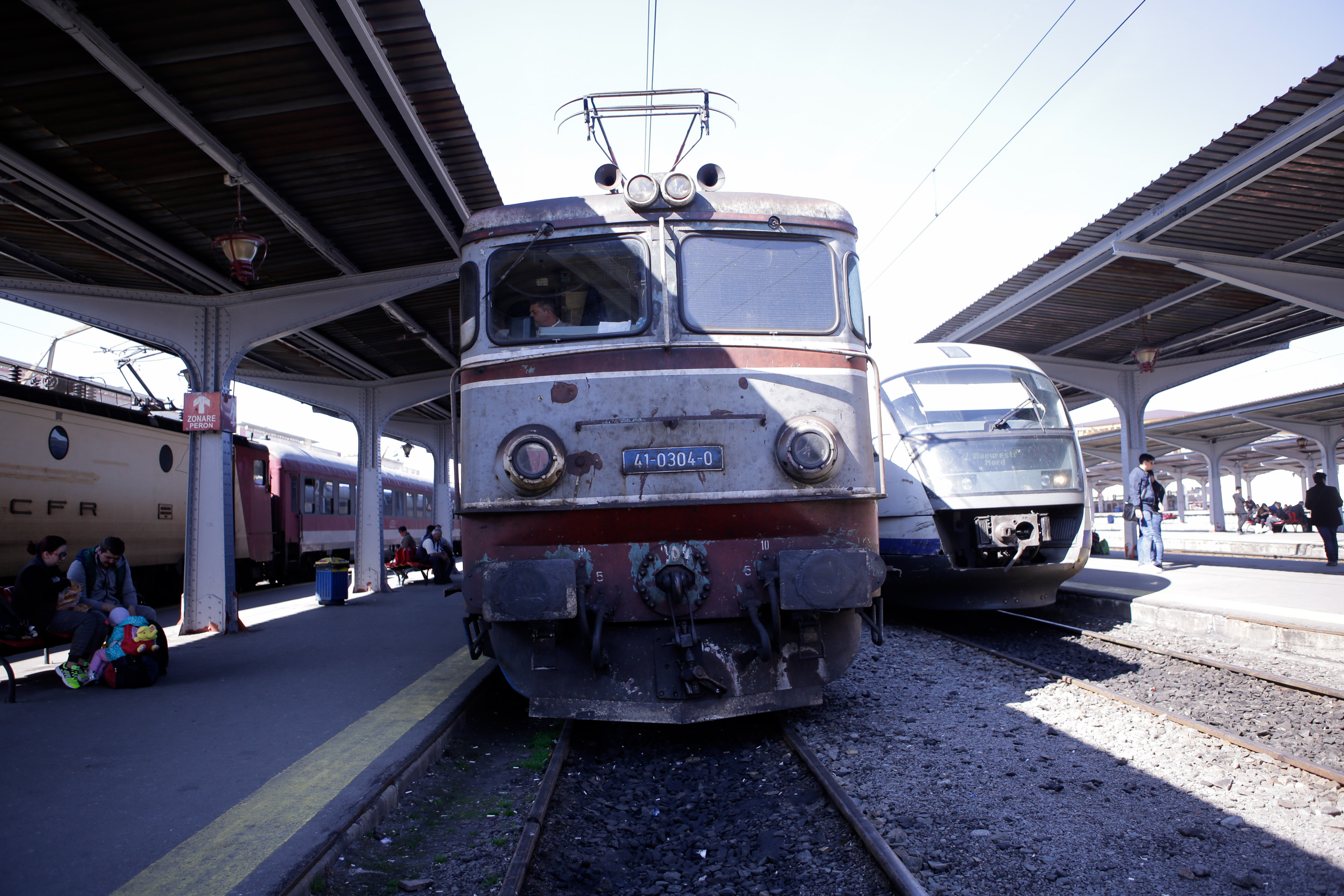 Circulaţie feroviară întreruptă în judeţele Dolj şi Gorj, după ce un tren a rupt pantograful şi linia de contact în staţia Filiași