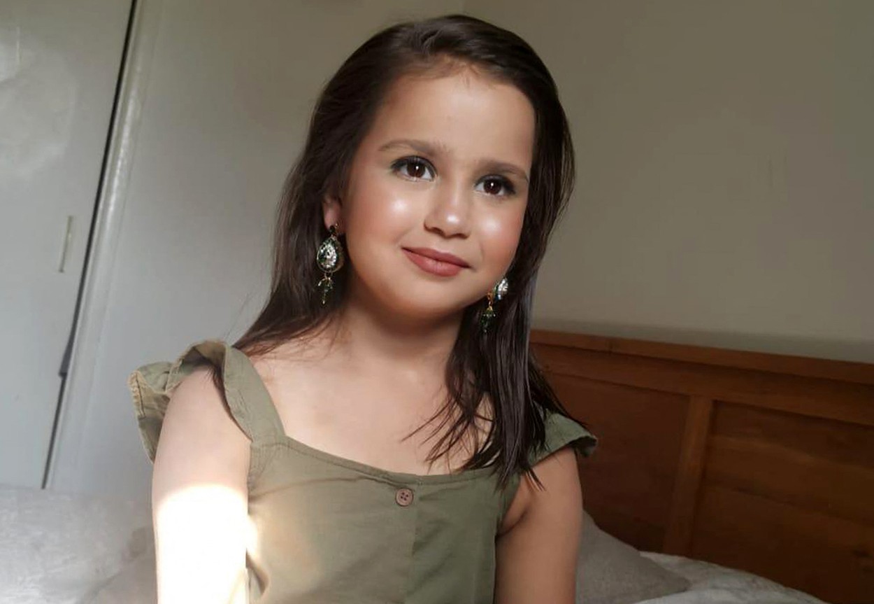 Sara a fost lăsată să moară în casă. După o lună, tatăl, mama vitregă și unchiul fetiței de 10 ani au fost acuzați în Marea Britanie