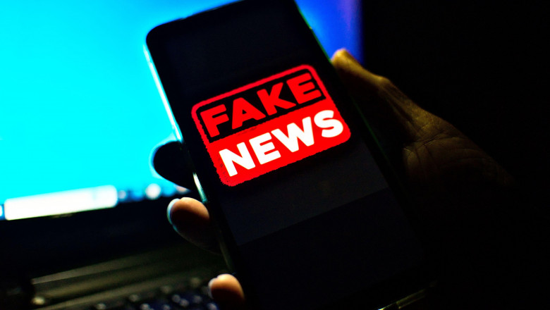 smartphone și laptop cu fake news pe ecran