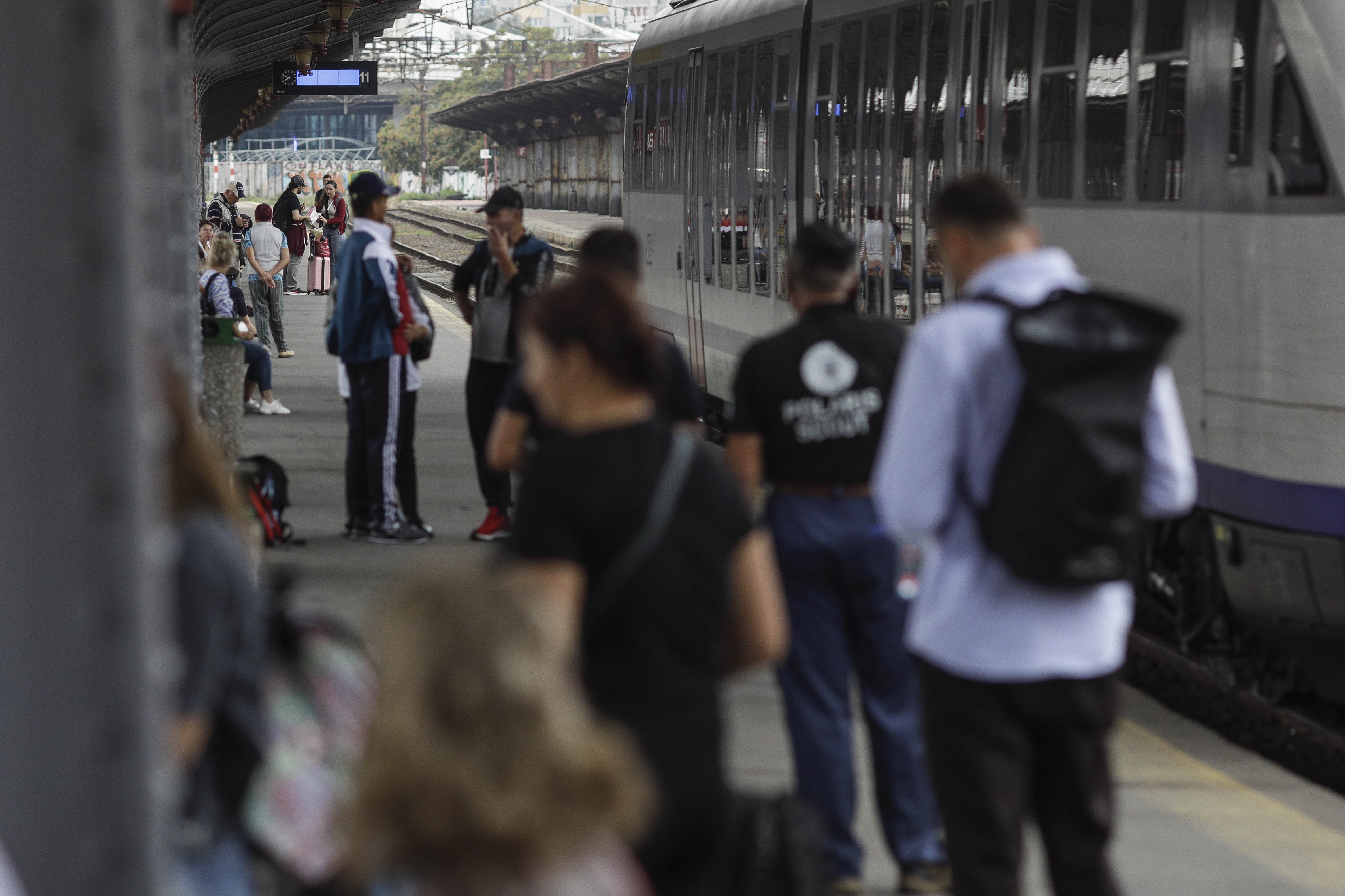 Haos în gări, trenurile nu au circulat între 7.00 și 9.00. Călătorii au fost luați prin surprindere, unele trenuri au oprit în câmp