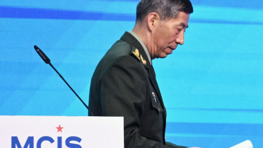 ministrul chinez al apararii din profil cu un caiet in mana