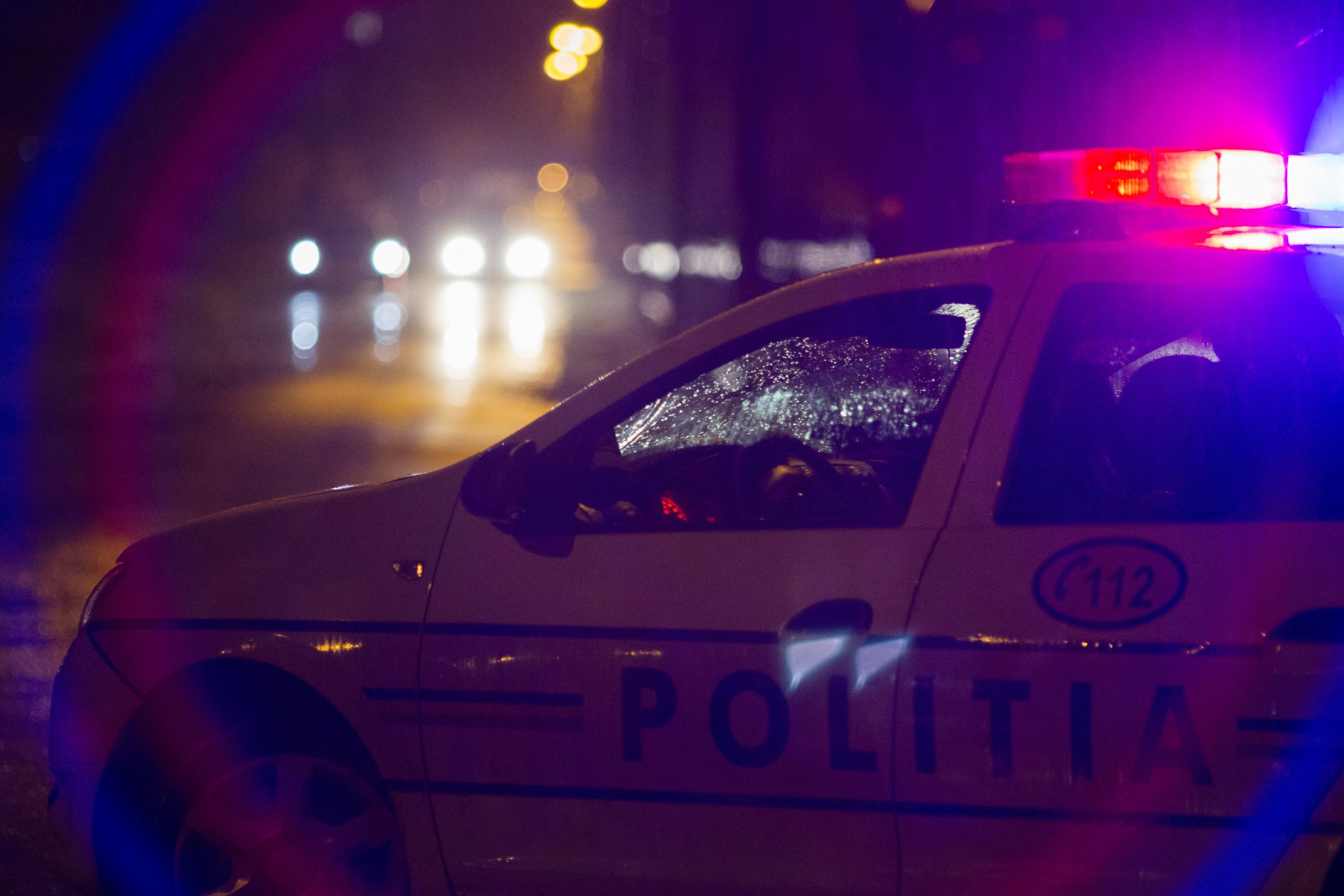 Un băiat de 14 ani s-a urcat băut la volan și a intrat cu mașina într-un stâlp, care apoi a căzut pe o casă