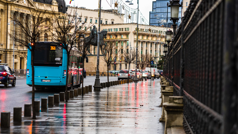 masini in trafic in bucuresti, pe ploaie