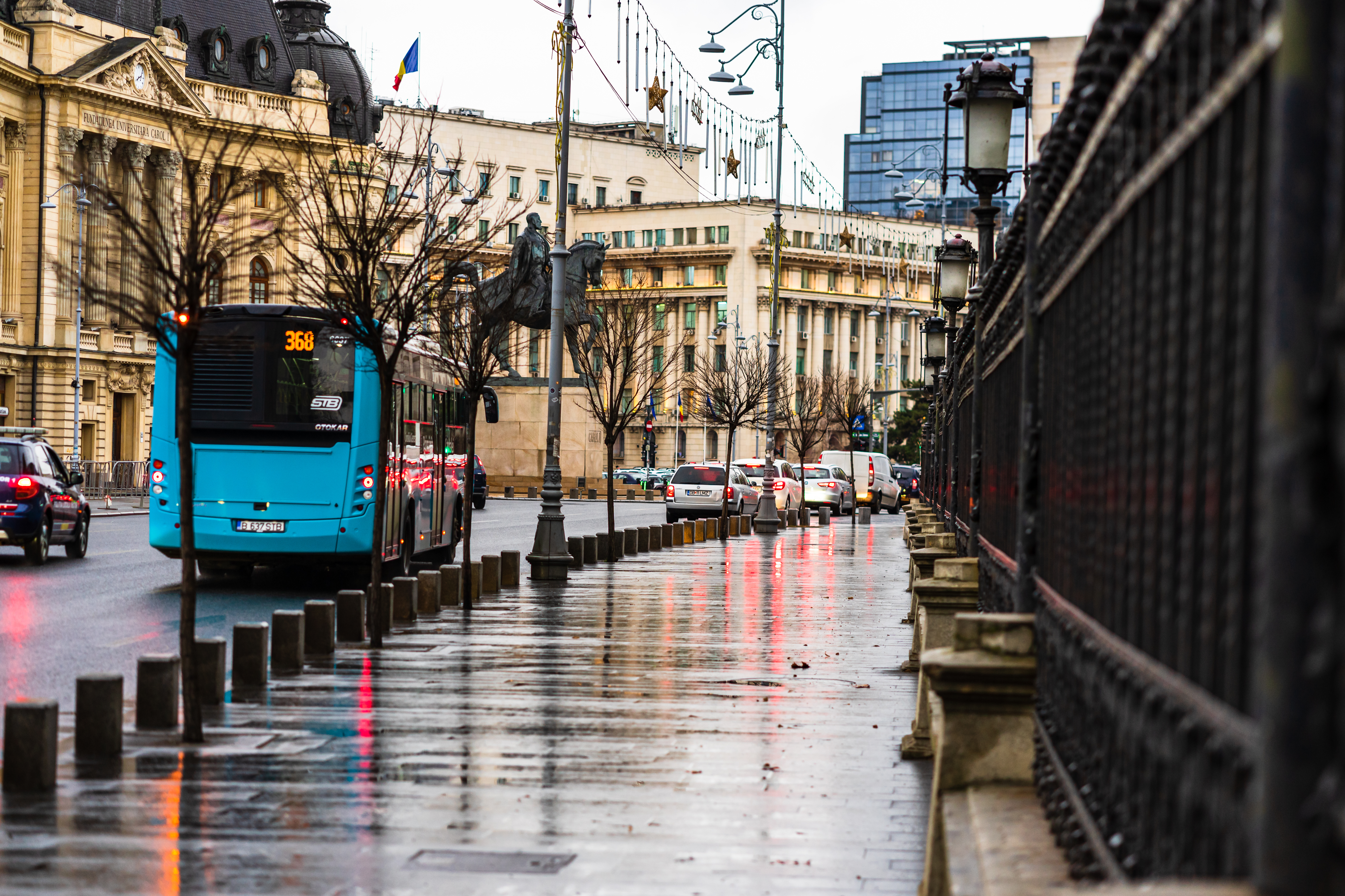 Final de săptămână cu ploi și descărcări electrice în București. Temperaturile scad ușor