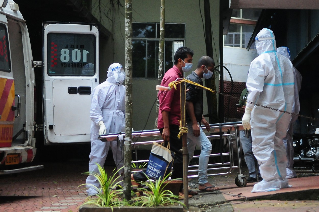 India închide școli și instituții din cauza focarului mortal de virus Nipah. Nu există vaccin pentru această infecție