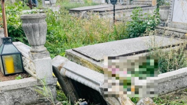 O femeie de 45 de ani a murit într-un cimitir din Cluj-Napoca, după ce o cruce a căzut peste ea