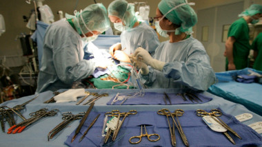 medici chirurgi in timpul unei interventii chirurgicale transplant
