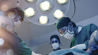 Medici în timpul operației la spital