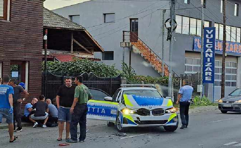 Încă un BMW al Poliției, distrus. Doi agenți au fost răniți într-un accident, după ce un șofer nu a acordat prioritate autospecialei