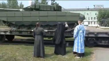 Sobor de preoți ruși care sfințesc un tanc al armatei ruse