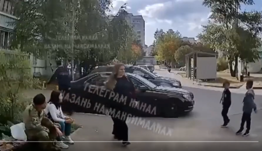 VIDEO. Faptă de „vitejie” rusească, în fața blocului, lângă femei și copii