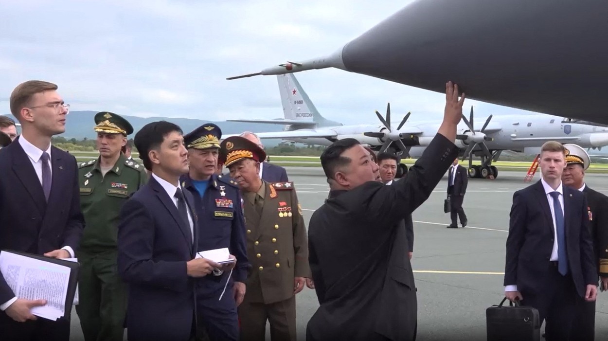 Șoigu s-a lăudat lui Kim și i-a arătat bombardierele strategice rusești: "Pot zbura de la Moscova până în Japonia şi înapoi"