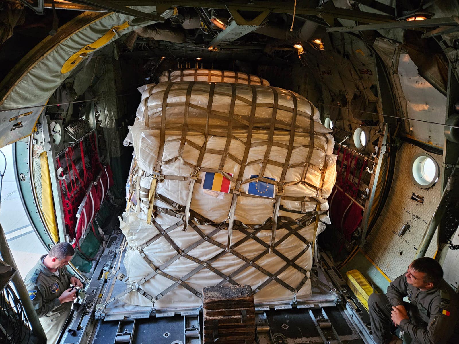România trimite ajutoare în Libia, prima din cele 6 aeronave militare a decolat. Arafat: "E una din cele mai mari catastrofe mondiale"