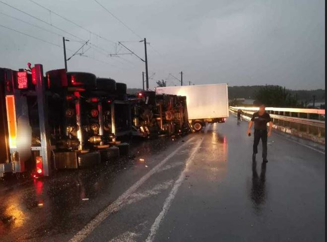 Un tânăr de 26 de ani a murit, după ce TIR-ul pe care îl conducea a intrat pe contrasens, s-a izbit de o dubă și s-a răsturnat