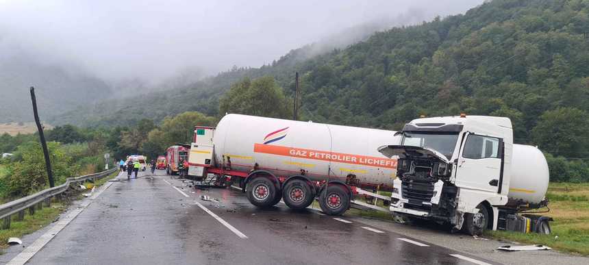 O cisternă încărcată cu GPL s-a ciocnit cu un TIR, pe DN7. Cisterna ar aparține firmei implicată în explozia de la Crevedia