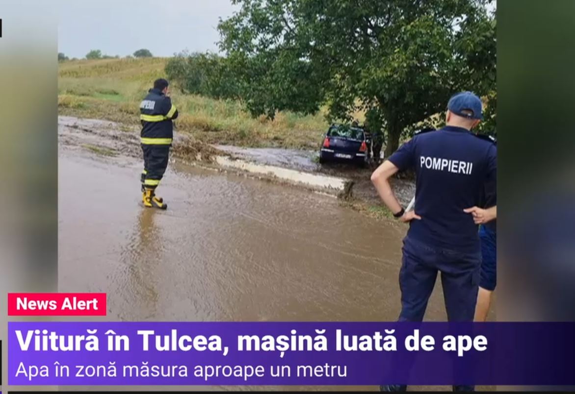 O mașină a fost luată de viitură în Tulcea. În autoturism se aflau 2 bărbați
