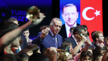 Recep Erdogan sună dintr-un clopoțel