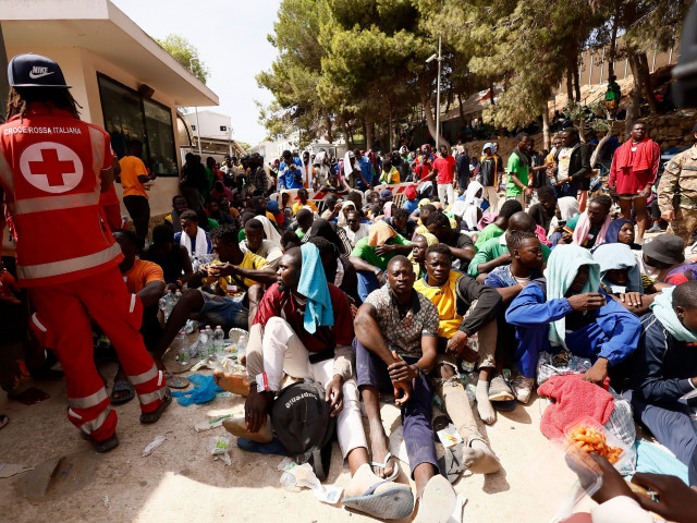 Alti funzionari di Francia, Italia, Germania e UE discutono urgentemente della situazione caotica a Lampedusa