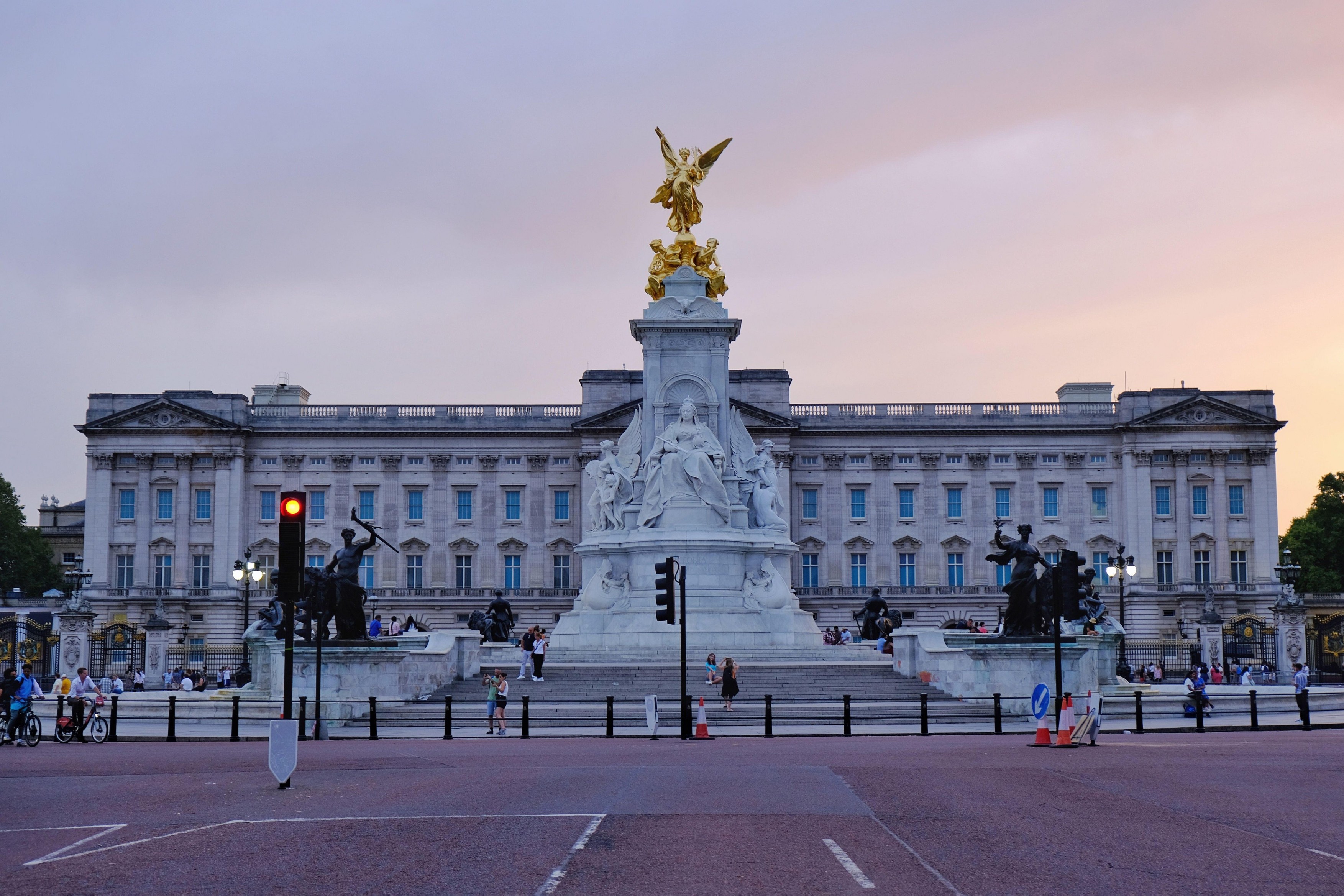 Mai mulţi turişti au fost înşelaţi de o reclamă falsă, generată cu AI, care anunța un târg de Crăciun la Palatul Buckingham