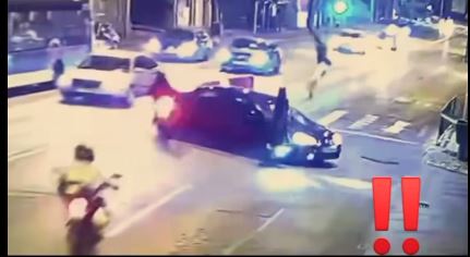 Accident surprins de camerele de supraveghere: Doi motocicliști, de 17 şi 18 ani, au fost răniți după ce o mașină le-a tăiat calea