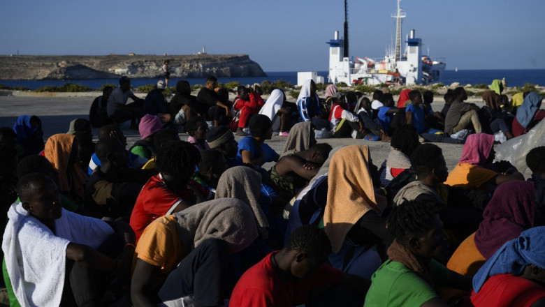 mii de migranti au luat cu asalt insula lampedusa