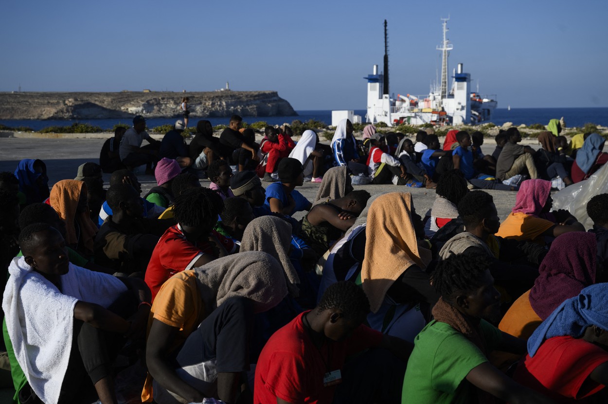 Haos în Lampedusa, asaltată de migranți. Un bebeluș s-a înecat înainte de debarcare. Meloni o cheamă pe von der Leyen să vadă dezastrul