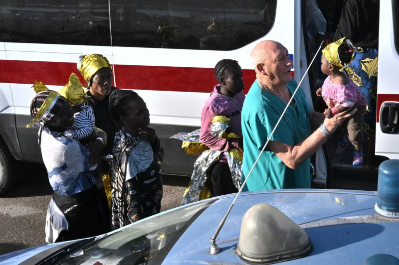 Migranti: ancora sbarchi a Lampedusa, proseguono i trasferimenti