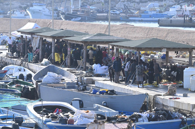 Migranti: ancora sbarchi a Lampedusa, proseguono i trasferimenti