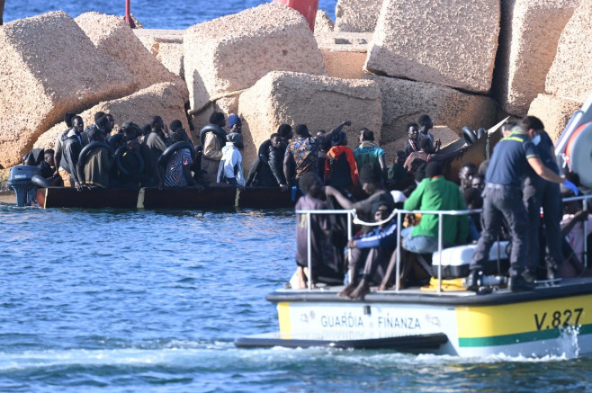 Migranti: ancora sbarchi a Lampedusa, proseguono i trasferimenti
