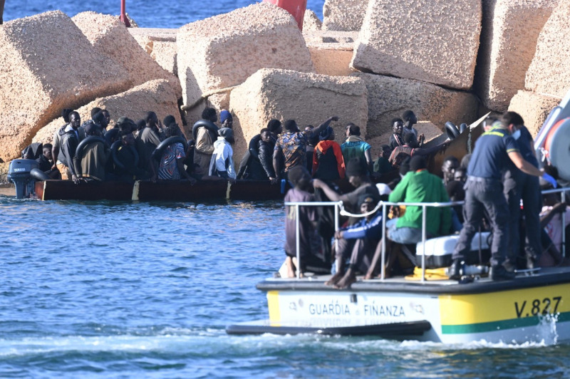 Migranti: ancora sbarchi a Lampedusa, proseguono i trasferimenti