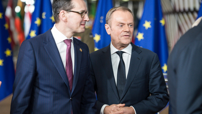 Mateusz Morawiecki și Donald Tusk cu steaguri ale UE în spate