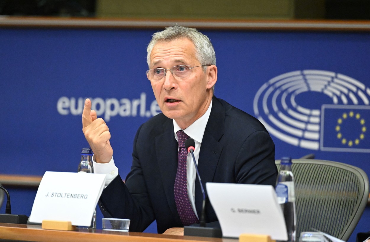 Să ne pregătim pentru un război lung în Ucraina, avertizează Stoltenberg. Două vapoare civile sfidează blocada rușilor din Marea Neagră