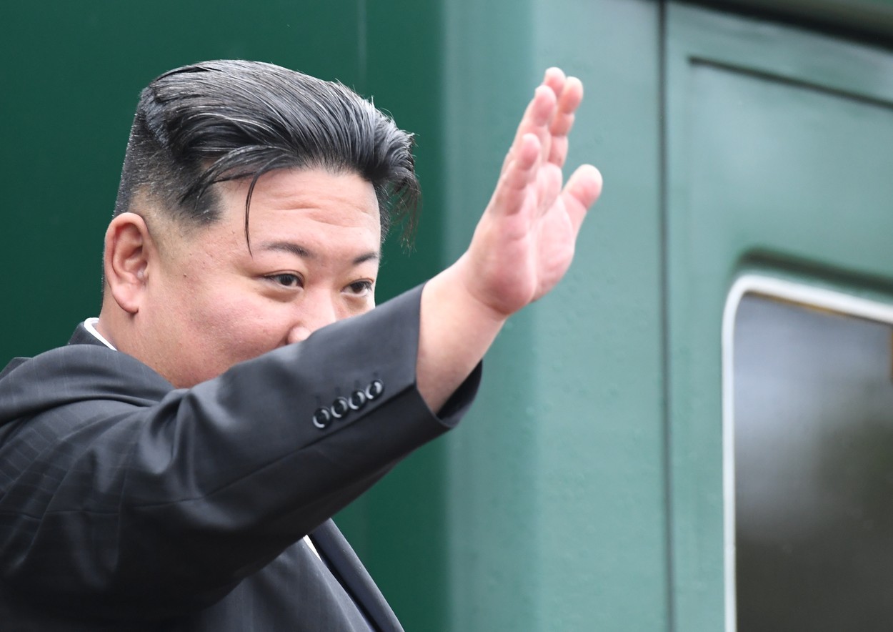 Kim a plecat din Rusia cu trenul blindat, în timp ce fanfara cânta "Adio Slavianka". Duminică a primit cadou drone și o vestă antiglonț