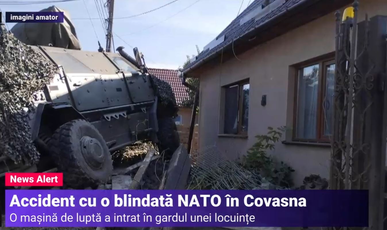 VIDEO Accident cu o blindată NATO în Covasna: Vehiculul de luptă a dărâmat gardul unei locuințe și a ajuns în curte