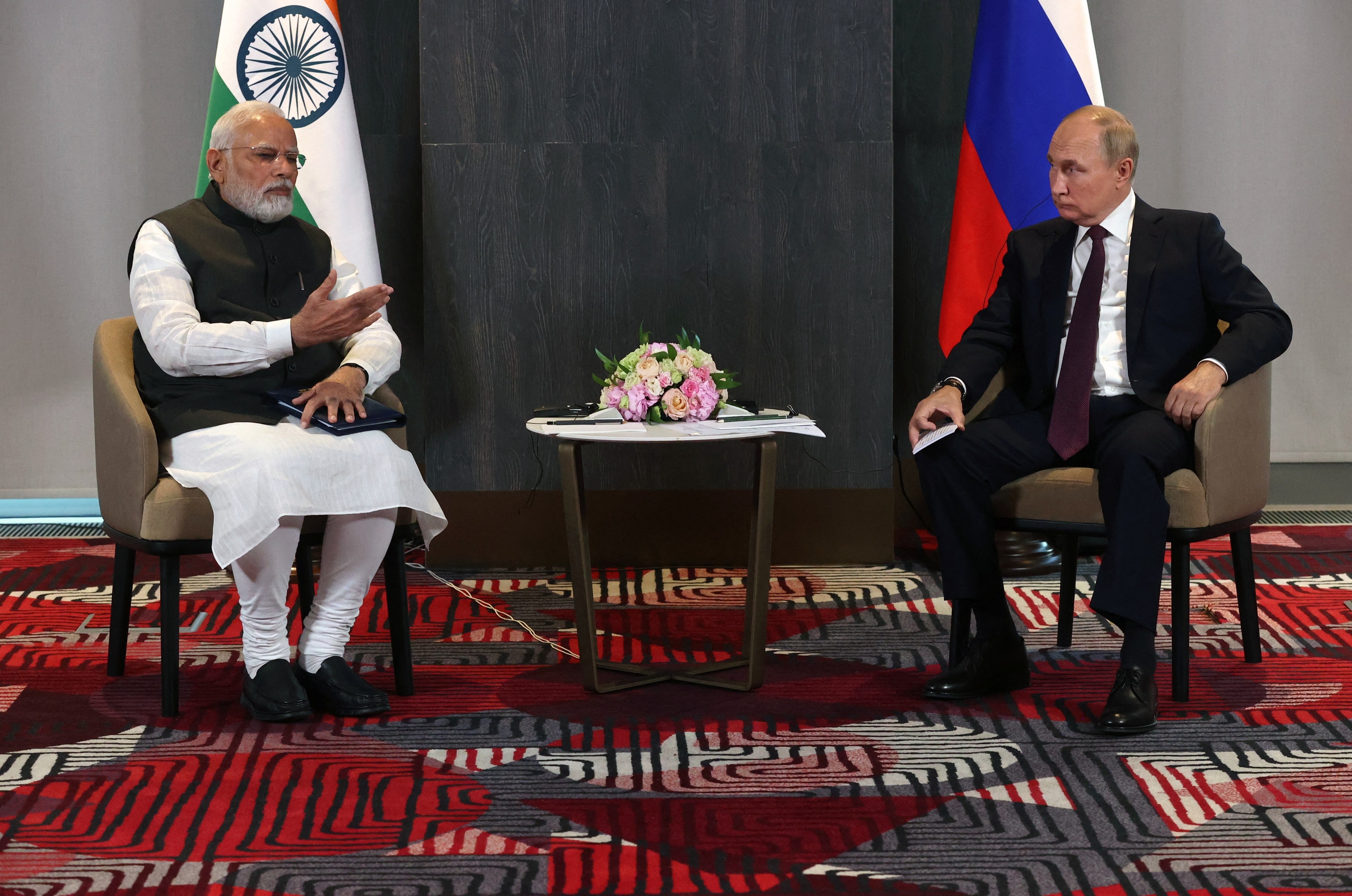 Rusia, umilită de India. Kremlinul vinde tone de petrol la prețuri de nimic și primește miliarde de rupii cu care n-are ce să facă