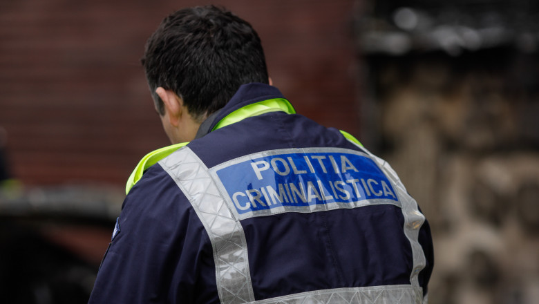Noi audieri în dosarul fetei găsite moartă în canapea. Polițiștii au găsit în casă amprentele unui bărbat și l-au adus la declarații