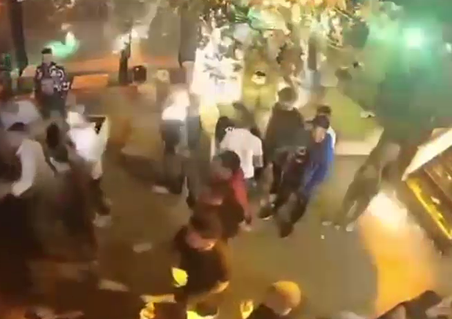 VIDEO. Scandal într-un club din Craiova. Un agent al penitenciarului a fost bătut de un grup de tineri