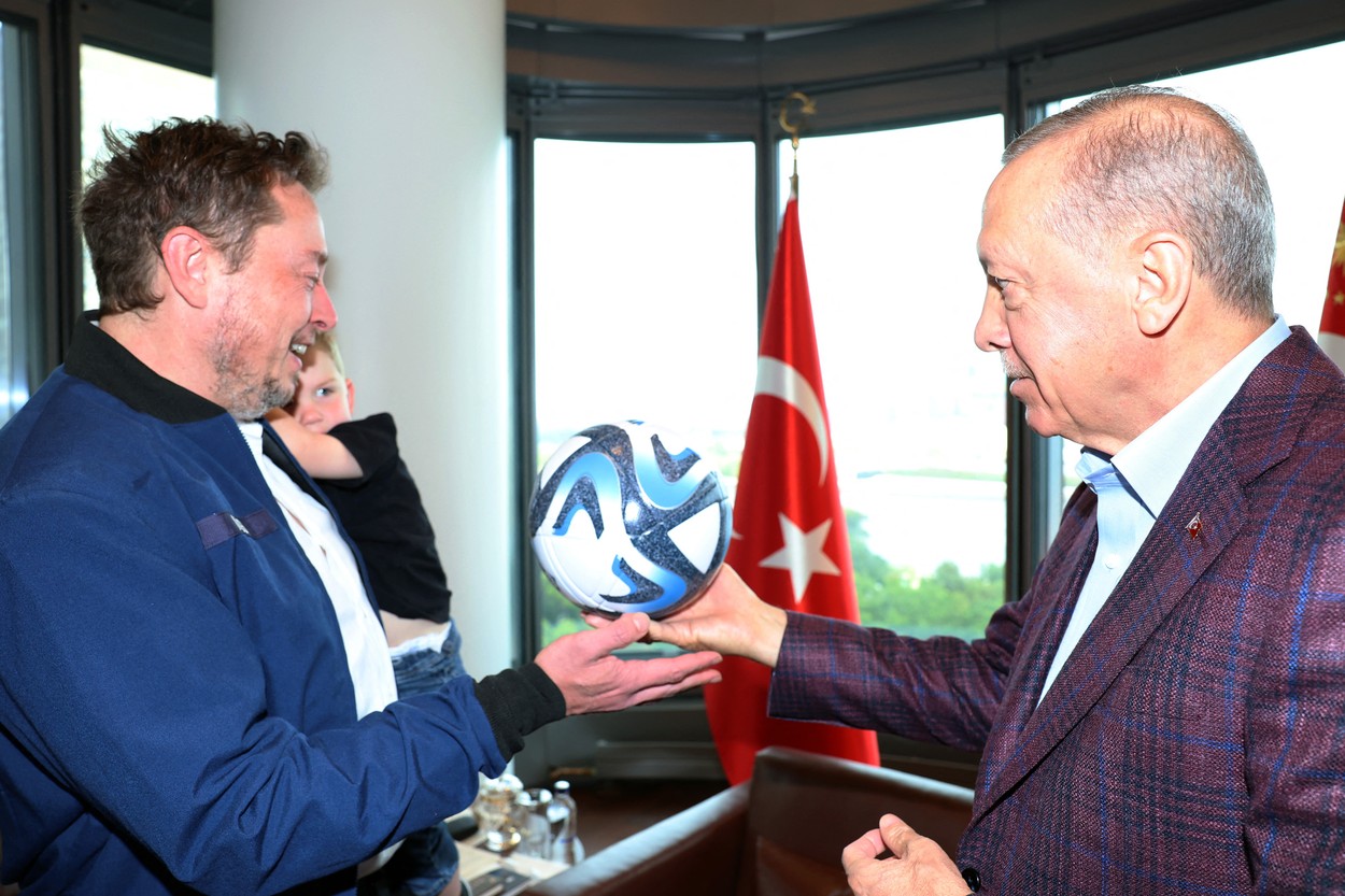 Musk s-a dus cu copilul în brațe la discuțiile cu Erdogan despre Tesla și rețeaua Starlink