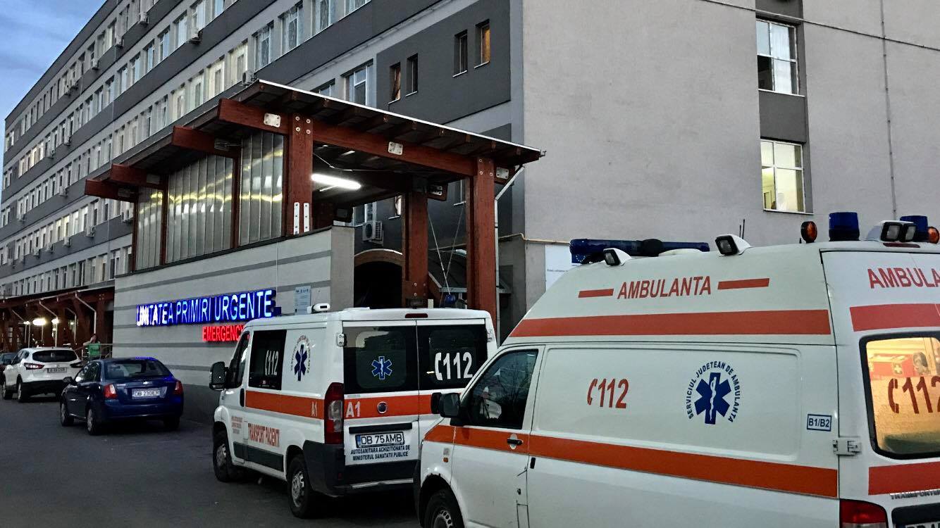 Spitalul Judeţean Târgovişte a cerut public scuze unui pacient cu suspiciune de atac cerebral, lăsat să aştepte 6 ore pe culoar