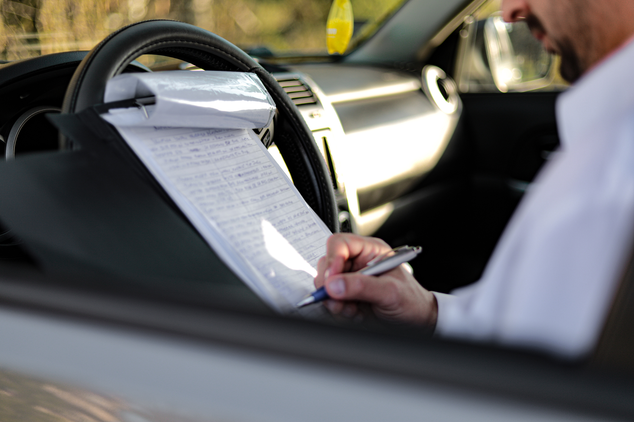 După ce a picat examenul auto de 12 ori, un bărbat și-a angajat o sosie care să meargă în locul lui la a 13-a testare, în Belgia