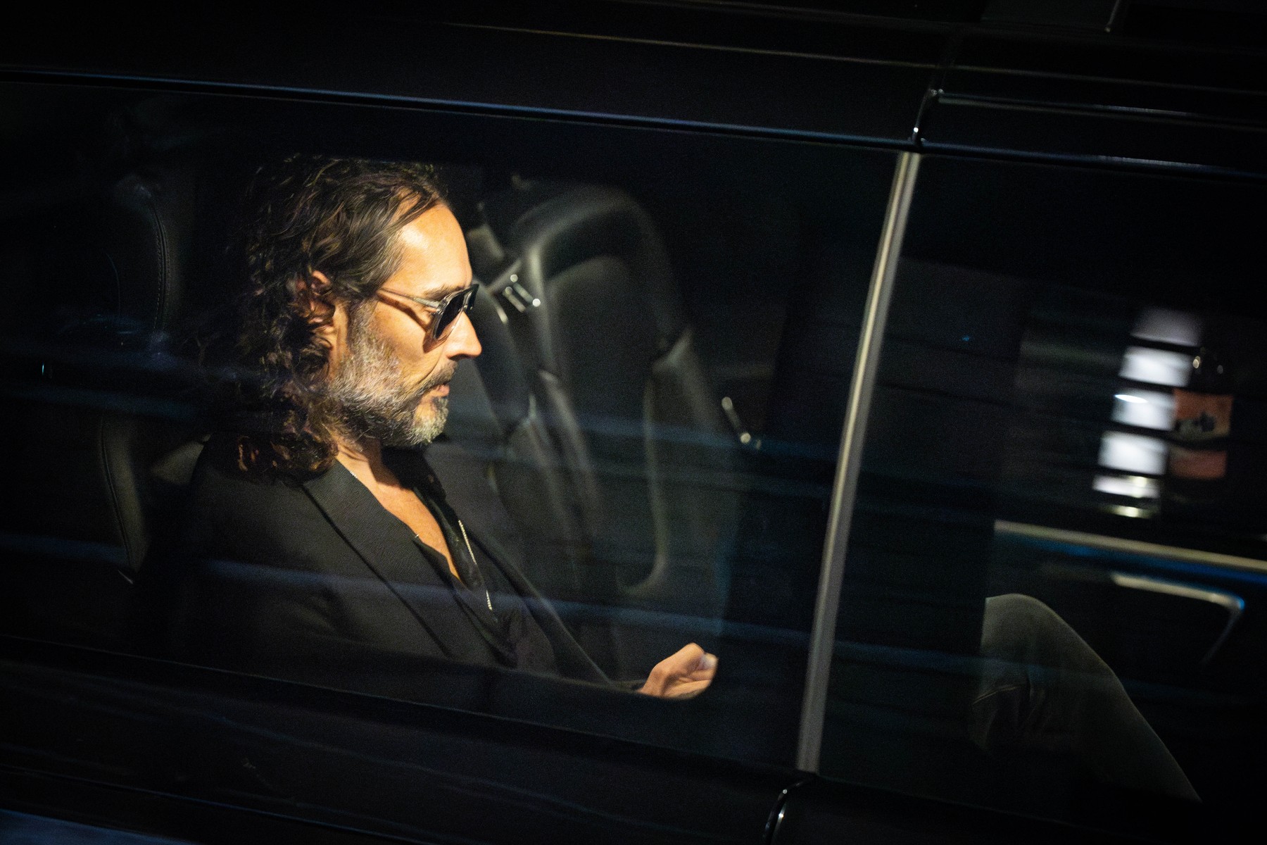 BBC și Channel 4 anunță anchete interne privind acuzațiile de viol lansate împotriva lui Russell Brand