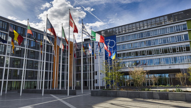 cladirea parlamentului european cu steagurile țărilor membre