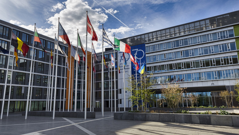 cladirea parlamentului european cu steagurile țărilor membre