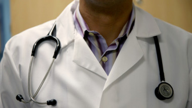 medic cu stetoscopl a gat
