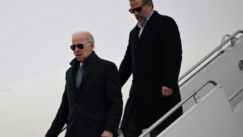 hunter și joe biden coboară scările air force one