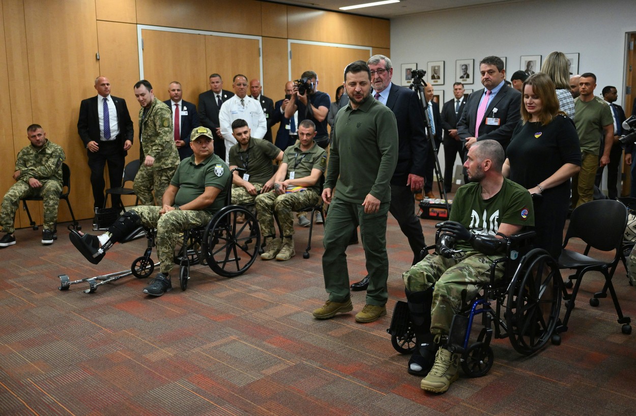 Liov a fost atacat cu drone, un depozit industrial a luat foc. Zelenski a ajuns la New York și a vizitat într-un spital soldații răniți