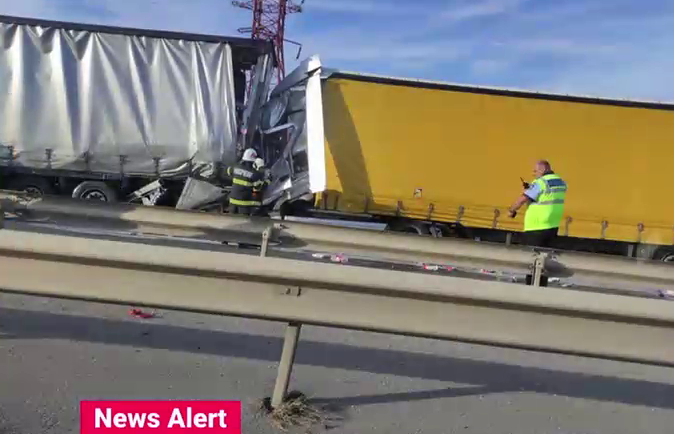 Tragedie pe autostrada București-Pitești. Un microbuz a fost strivit între două TIR-uri. Cinci oameni au murit