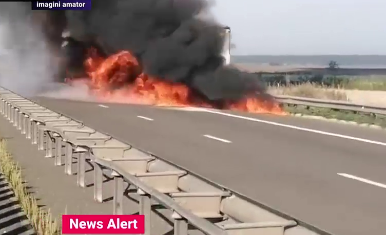 VIDEO. Un TIR a luat foc pe A2. Fumul negru se vede de la kilometri distanță