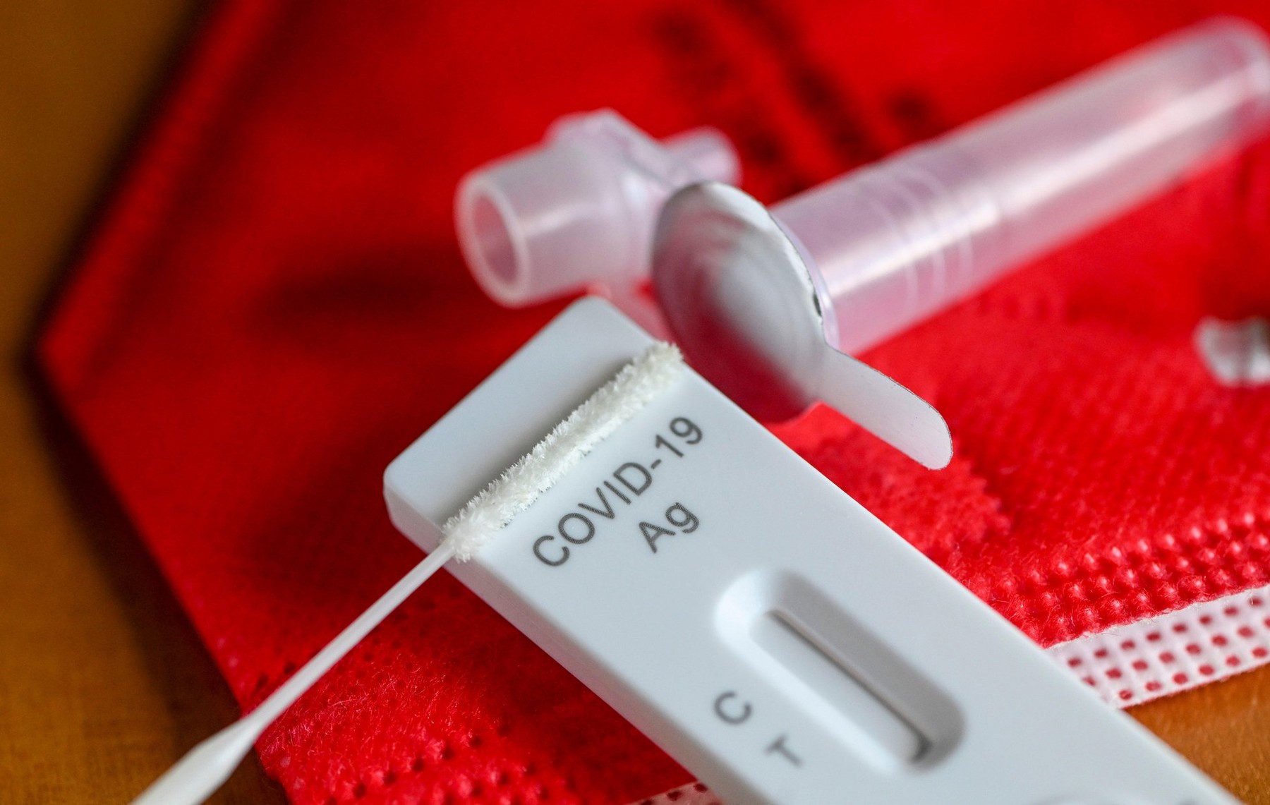 Avertismentul OMS: COVID-19 circulă, evoluează şi se schimbă. „Trebuie să rămânem vigilenți”